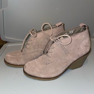 Sonoma Suede size 9 women’s light brown wedge ankle boots.
